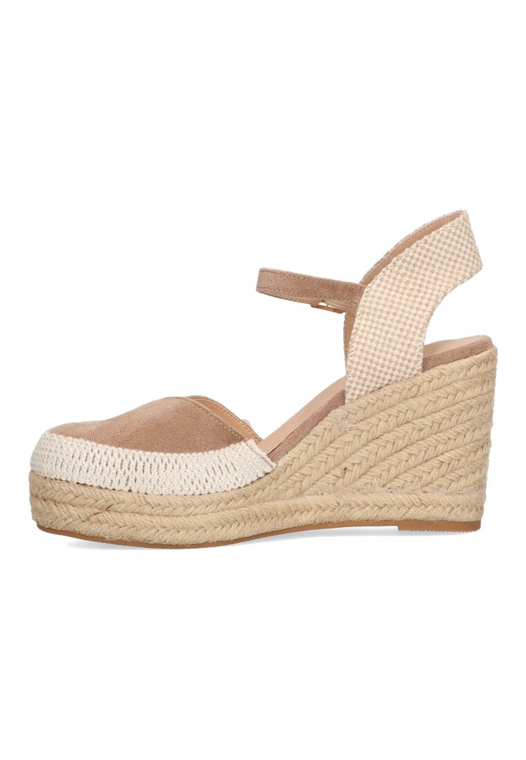 Sandalia de cuña con parte superior en tonos beige y crema, lona texturizada, y un tacón de yute trenzado con plataforma, diseño de punta cerrada y tira en el tobillo.