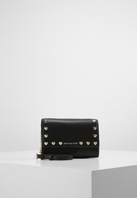 Czarny skórzany portfel z złotymi ćwiekami w kształcie serca, łańcuszkowym paskiem oraz logo z przodu. Kompaktowy prostokątny kształt o gładkiej fakturze.