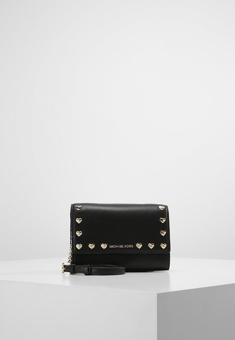 Czarny skórzany portfel z złotymi ćwiekami w kształcie serca, łańcuszkowym paskiem oraz logo z przodu. Kompaktowy prostokątny kształt o gładkiej fakturze.