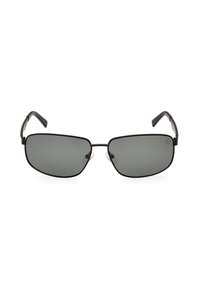 Gafas de sol de metal negro con montura rectangular, lentes gris oscuro y almohadillas nasales de goma transparente. Las patillas delgadas se extienden desde la montura.