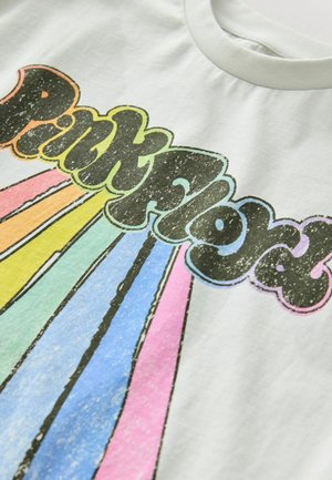 Bijela pamučna majica s raznobojnim grafičkim prikazom "Pink Floyd" s podebljanim slovima. Zračeće linije u ružičastoj, plavoj, žutoj, zelenoj i narančastoj boji.