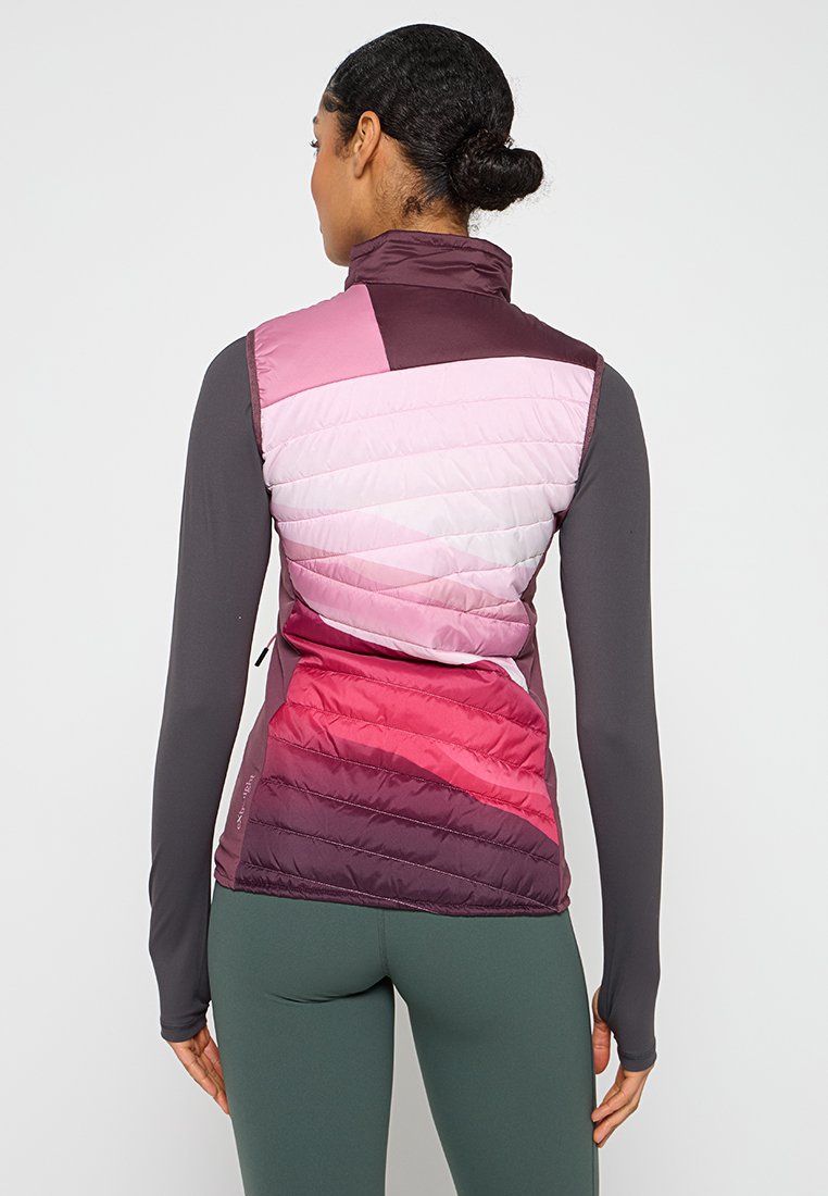 Gepolsterte Weste mit einem Farbblockdesign, das Farbverläufe in Rosa und Burgunder zeigt. Leichtes Material, hoher Kragen und gestepptes Muster.