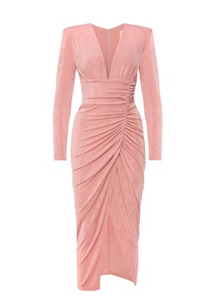 Różowa aksamitna sukienka z długimi rękawami, głębokim dekoltem w kształcie V oraz marszczeniami z przodu, o długości midi i z rozcięciem po boku.