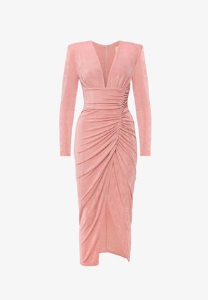 Różowa aksamitna sukienka z długimi rękawami, głębokim dekoltem w kształcie V oraz marszczeniami z przodu, o długości midi i z rozcięciem po boku.