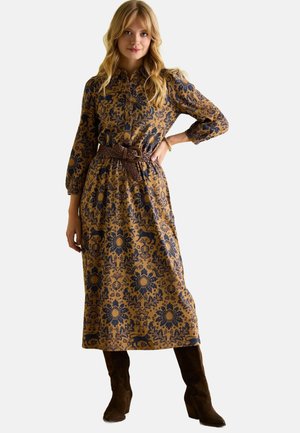 Langarm-Hemdblusenkleid im braunen und maritimen floralen Muster mit einer taillierten Taille. Verfügt über eine Knopfleiste und einen strukturierten braunen Gürtel.