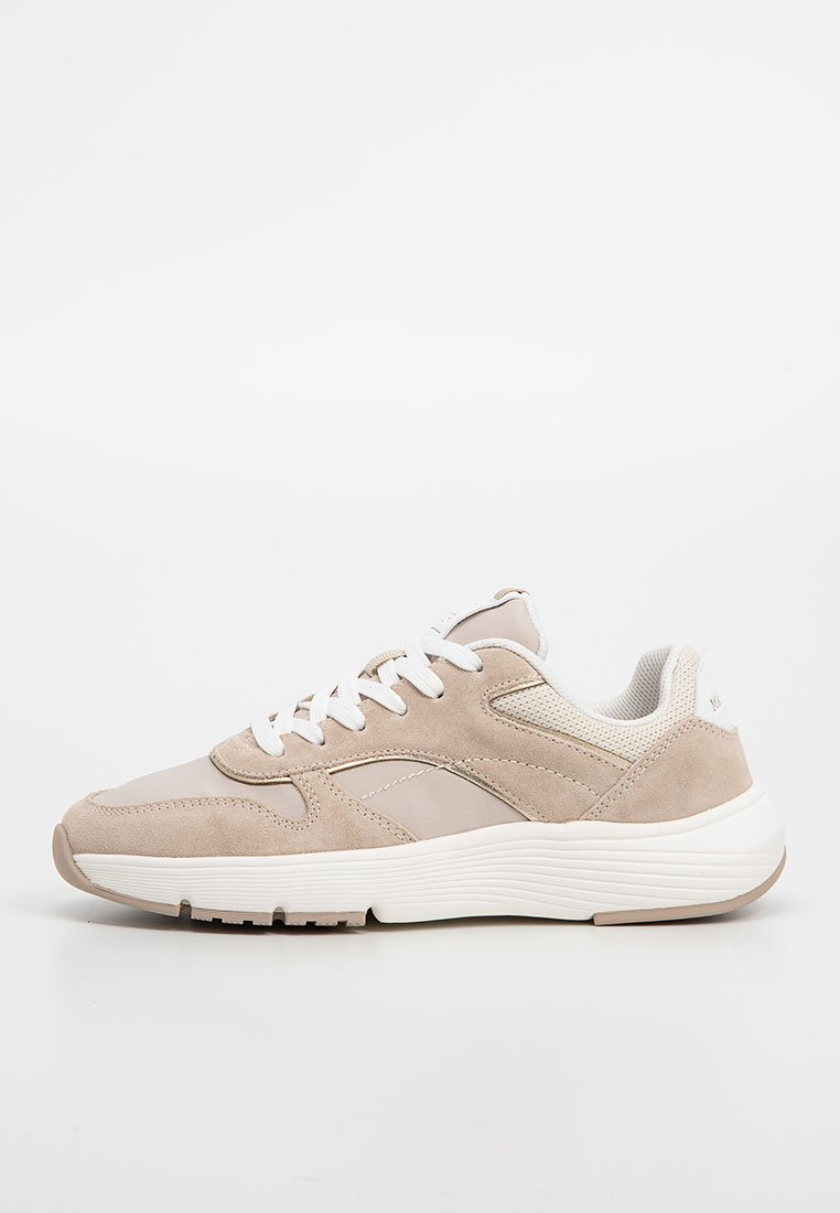 Beige Wildleder-Sneaker mit weißen Akzenten, ausgestattet mit einer strukturierten Oberseite, Schnürsystem und einer dicken, gepolsterten Sohle für Komfort.