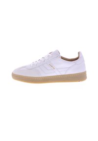 Sneakers bianchi in pelle con suola in gomma testurizzata, caratterizzate da una finitura liscia, sei asole e un discreto dettaglio del logo sul lato.