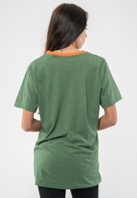 Paradiso Clothing ROD STEWART HOT LEGS RINGER - Print T-shirt - green