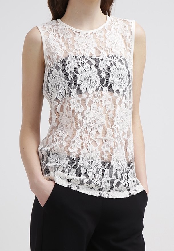 Top sin mangas de encaje con patrones florales, diseño blanco transparente y un forro negro contrastante, con cuello redondo y ajuste suelto.