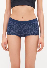 Tengerés kék boxernadrág hullámos zebra mintával, egyszínű tengerés kék derékrésszel és puha, rugalmas anyaggal a kényelemért.