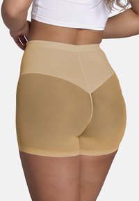 Nude színű alakformáló short, sima, rugalmas anyagból, magas derékkal és testhez simuló kivitelben, amely a test vonalait követi.