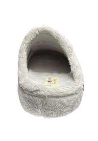 Grijze pluche slipper met een zachte, gestructureerde binnenkant, ronde neus en een label aan de binnenkant. Het ontwerp biedt een gezellige, afsluitende pasvorm.