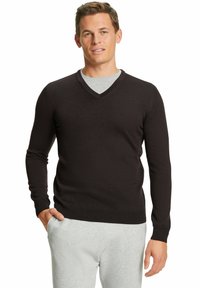 Maglione v-neck marrone scuro realizzato in un tessuto liscio, con maniche lunghe e orlo a coste, indossato sopra una maglietta grigia.