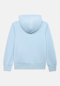 Sweat à capuche bleu clair avec une poche kangourou, des poignets côtelés et une texture douce. La capuche présente une finition lisse, mettant en avant un design décontracté.