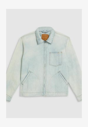 Jasnoniebieska kurtka dżinsowa z zamkiem z przodu, spiczastym kołnierzem, kieszenią na piersi i dwiema kieszeniami bocznymi. Miękka tekstura i casualowy design.