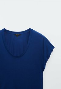 T-shirt bleu à manches courtes avec un col rond affiché sur un fond blanc uni.