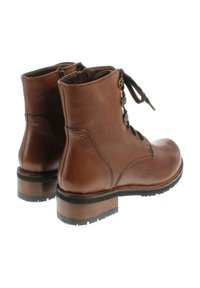 Brązowe skórzane botki za kostkę z okrągłym noskiem, sznurowanym przodem, dekoracyjnymi guzikami i teksturowaną podeszwą. Solidny drewniany obcas dla wsparcia.