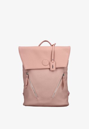 Sac à dos rose clair avec rabat texturé, deux poches zippées diagonales, une poignée supérieure et une petite étiquette en cuir attachée.