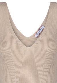 Top in maglia beige con scollatura a V, caratterizzato da una texture a costine e un motivo a zigzag. L'etichetta riporta la scritta "FELIX HARDY" sulla scollatura.