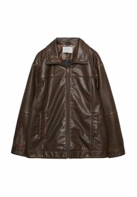 Giacca in pelle marrone con chiusura frontale a zip, collo ampio e due tasche laterali. Presenta cuciture a contrasto e una texture liscia.