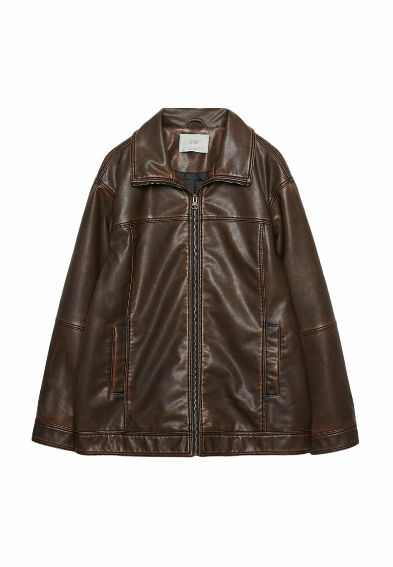 Giacca in pelle marrone con chiusura frontale a zip, collo ampio e due tasche laterali. Presenta cuciture a contrasto e una texture liscia.