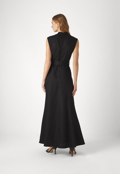 Robe maxi noire sans manches avec un col haut, une taille cintrée et une jupe évasée. Présente une texture lisse et un design minimaliste.