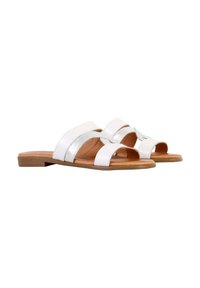 Weiße und silberne flache Sandalen mit drei breiten Riemen, offener Zehenpartie, einer braunen Sohle und glattem Lederfinish.