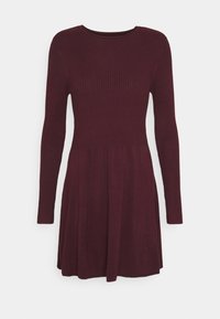 Robe bordeaux avec des manches longues, un corps côtelé et une jupe évasée. Texture lisse sur l'ensemble, décolleté rond et sans fermetures visibles.