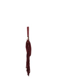 Borsa in suede color mogano con dettagli a frange lunga, forma ovale piatta e manico superiore. Presenta accessori in oro per il fissaggio.