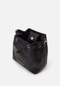 Sac seau noir en cuir texturé, doté de ferrures dorées, d'une fermeture à cordon et d'une petite poche extérieure avec un bouton-pression.