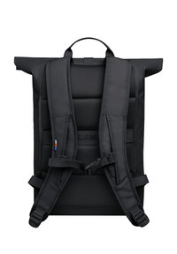 Musta rullattava reppu, jossa on pehmustettu verkkoselkä, säädettävät hihnat ja yläpitäjä. Varustettu logopatchilla ja kestävämmillä varusteilla.