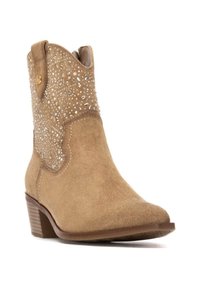 Botas de cowboy de ante color marrón con adornos de strass en el caña, puntera redondeada y tacón apilado; cuentan con una lengüeta en el lateral.