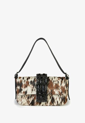 Una borsa rettangolare con esterno in pelliccia sintetica a motivo marrone e crema, caratterizzata da una chiusura con perline nere e una sottile tracolla nera.