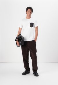 Barbour BARBOUR ARNSIDE TARTAN POCKET T-SHIRT - Triko s potiskem - white