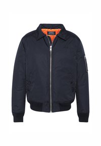 Chaqueta bomber azul marino hecha de tejido suave, con un interior naranja, cremallera frontal y bolsillos laterales. Incluye puños y dobladillo acanalados.