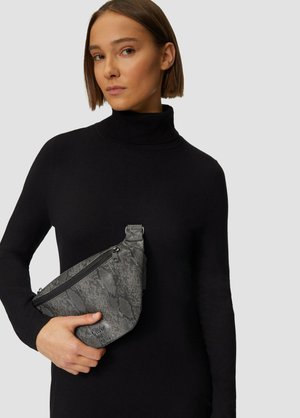 Grau snake-musterte Umhängetasche aus strukturiertem Material, mit Reißverschluss und verstellbarem Trageriemen, gehalten gegen ein schwarzes Kleid.