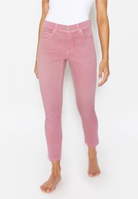Růžové džíny z denimu s úzkým střihem, středním pasem, designem s pěti kapsami a mírně se zužující nohavicí. Obsahuje zapínání na knoflík a detaily prošívání.