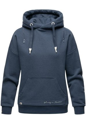 Granatowa bluza z kapturem wykonana z miękkiego materiału, z przednią kieszenią, sznurkami ściągającymi oraz nadrukowanym tekstem na dolnej części.
