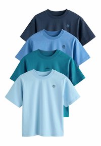 Négy rövidujjú póló különböző kék árnyalatokban, puha pamutból készítve, kereknyakú fazonnal és kis logó részletekkel.