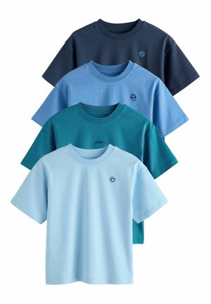 Neli lühikese varruka T-särki erinevates sinistes toonides, valmistatud pehmest puuvillast, ümmarguse kaelusega ja väikeste logo aktsentidega.