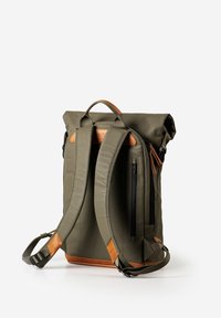 Zaino roll-top verde oliva con dettagli in pelle, spallacci regolabili e tasca laterale con cerniera. Materiale impermeabile e design resistente.
