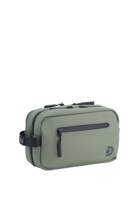Borsa rettangolare impermeabile verde con superficie testurizzata, doppie tasche con zip e una tasca frontale con zip. Presenta accenti grigi e logo.