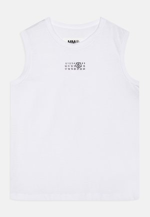 Witte mouwloze katoenen tanktop met een gedrukt kalendert ontwerp met cijfers en een opvallend "6" op de voorkant.
