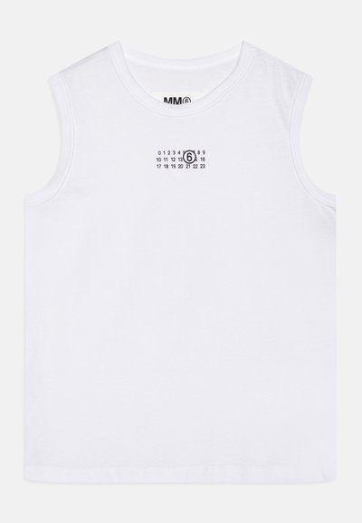 Hvit ermeløs bomullstopp med trykt kalenderdesign med tall og et fremtredende "6" på forsiden.