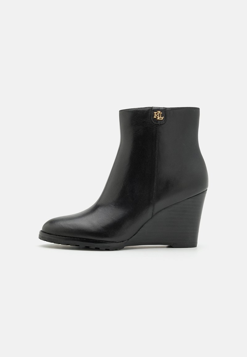 Bottine en cuir noir avec talon compensé et logo doré RLL près du sommet sur fond blanc.