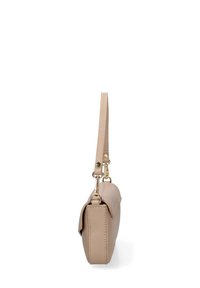 Borsa a mano in pelle beige con profilo slim, manico superiore singolo e hardware color oro. Presenta una chiusura a patta e una texture liscia.