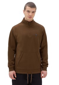 Pullover in pile marrone con colletto a mezza zip, tasca a marsupio e orlo con cordino. Presenta un piccolo logo sul petto e polsini a coste.
