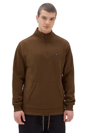 Sudadera de forro polar marrón con cuello de media cremallera, bolsillo canguro y dobladillo con cordón. Presenta un pequeño logotipo en el pecho y puños acanalados.