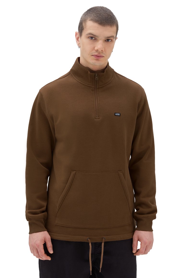 Pullover in pile marrone con colletto a mezza zip, tasca a marsupio e orlo con cordino. Presenta un piccolo logo sul petto e polsini a coste.
