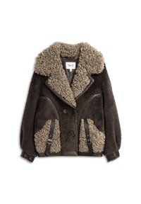 Veste en shearling marron avec un col en beige duveteux, devant croisé à double boutonnage, grandes poches plaquées et accents en cuir sur les poignets et les poches.